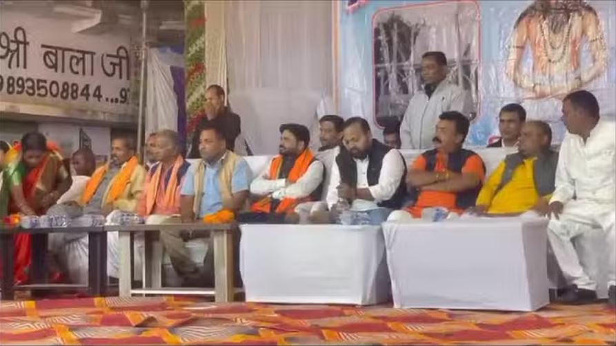 बेमेतरा: भाजपा विधायक दीपेश साहू पर जानलेवा हमला, पेट्रोल से भरी बोतल फेंकी