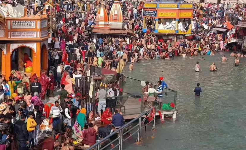 स्नान के लिए हरिद्वार में उमड़ी श्रद्धालुओं की भीड़, खचाखच भरे हुए गंगा के सभी घाट