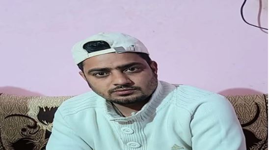 धर्मपुर में क्रिकेट मैच के दाैरान गेंदबाजी करते गश खाकर गिरा युवक