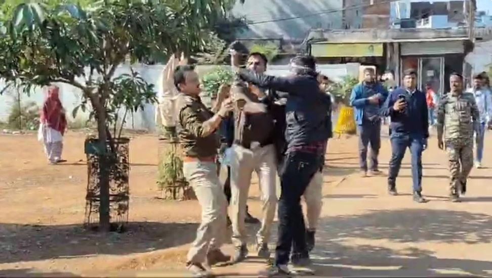 एमपी: थाने के सामने बाइक चलाना पड़ा भारी, पुलिस ने काटा चालान फिर सबके सामने पीटा