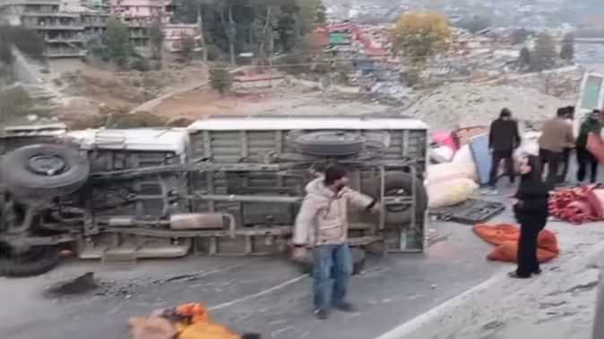 कुल्लू: भूतनाथ के पास हाईवे पर पलटा पर्यटकों का टेंपो ट्रैवलर, सात घायल