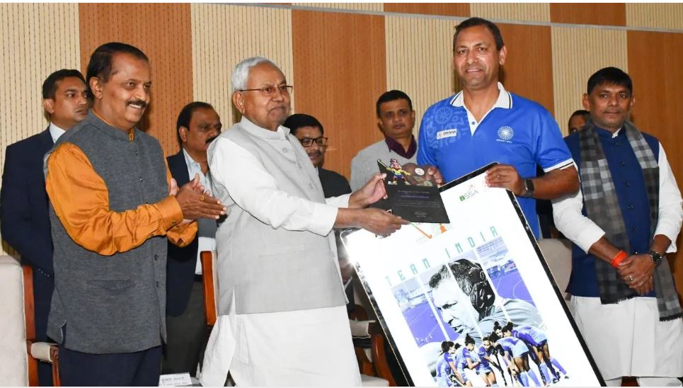 नीतीश ने बिहार विमेंस हॉकी टीम को किया सम्मानित, दिया 10-10 लाख का इनाम