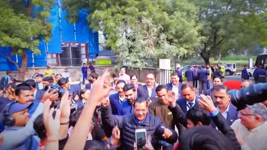 दिल्ली: रिक्वेस्ट टाल न सके आम आदमी पार्टी के मुखिया, बच्चों के साथ केजरीवाल ने किया डांस