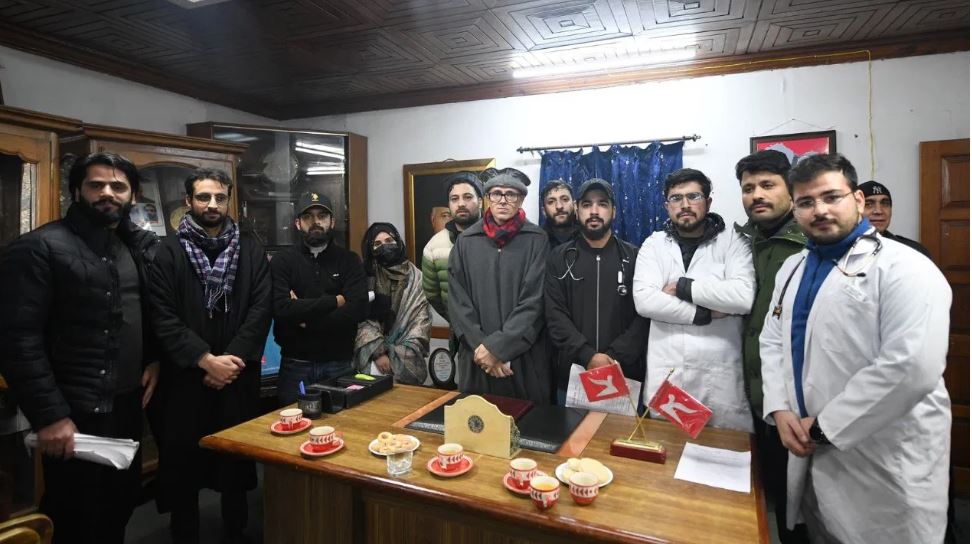 जम्मू-कश्मीर: आरक्षण पॉलिसी पर छात्रों से मिले उमर अब्दुल्ला