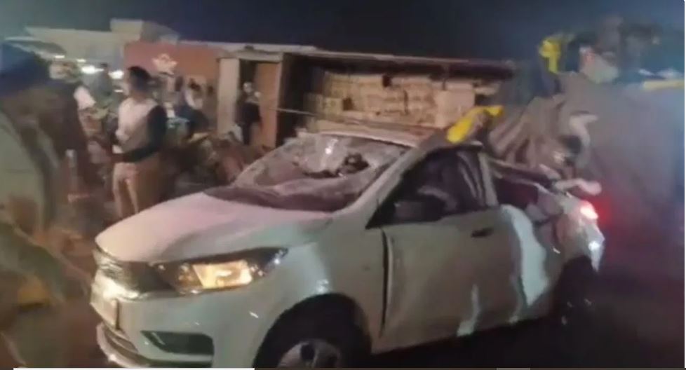 दौसा में कार पर पलटा ओवरलोड ट्रक, 5 लोग दबे; 3 की मौत