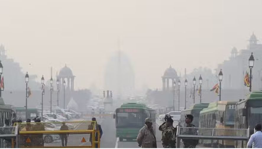 दिल्ली पर ठंड, कोहरे और प्रदूषण की तिहरी मार, थामी वाहनों की रफ्तार