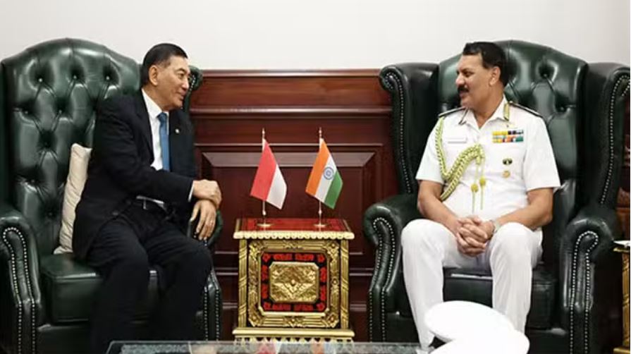 इंडोनेशिया के रक्षा मंत्री से मिले नौसेना प्रमुख, रक्षा क्षेत्र में संबंध मजबूत करने पर हुई चर्चा