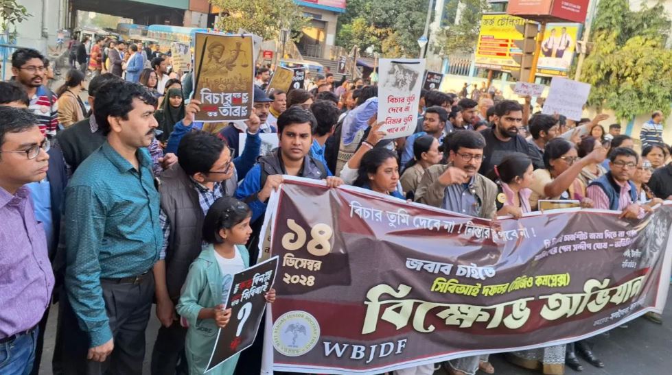 कोलकाता में फिर उग्र हुए डॉक्टर, चार्जशीट दाखिल नहीं होने पर सीबीआई दफ्तर को घेरा