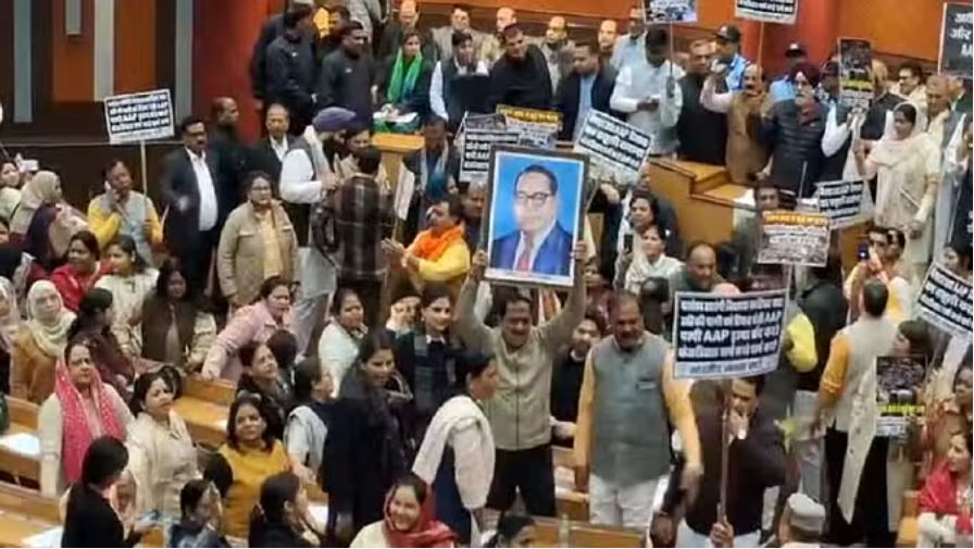 एमसीडी सदन: 'बाबा साहेब का अपमान नहीं सहेंगे', आप पार्षदों ने भाजपा को घेरा