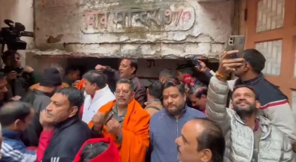 मुजफ्फरनगर के शिव मंदिर का शुद्धिकरण, मुस्लिम लोगों ने बरसाए फूल