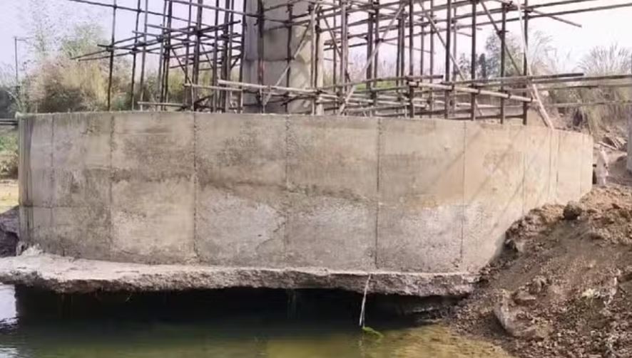 बिहार में पांच साल से बन रहा यह पुल, पूरा तो नहीं हुआ, पर पानी में बहा पिलर का हिस्सा