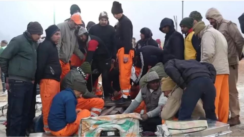 बोरवेल में फंसी साढ़े तीन साल की चेतना, 8 दिन से रेस्क्यू ऑपरेशन जारी