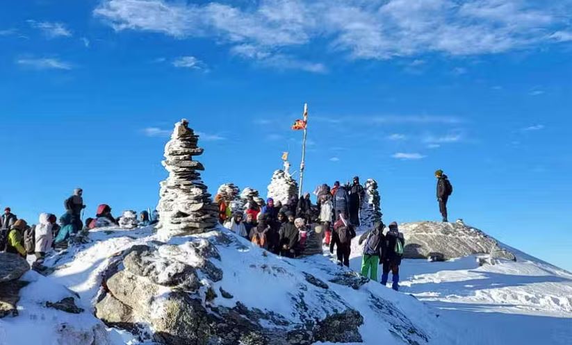 केदारकांठा में नए साल का जश्न मनाने उमड़े पर्यटक, तस्वीरें देख नजर नहीं हटेगी