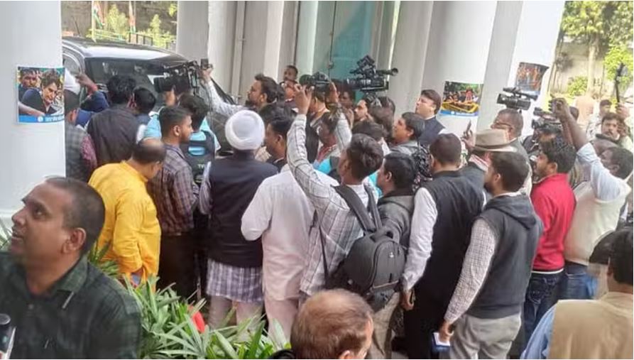 संभल जाने से रोकने पर धरने पर बैठे कांग्रेस अध्यक्ष अजय राय