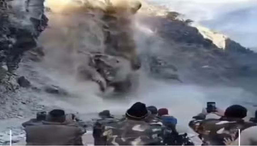 पिथौरागढ़ में भारी भूस्खलन: धारचूला-तवाघाट एनएच पर दरकी पहाड़ी, हाईवे हुआ बंद