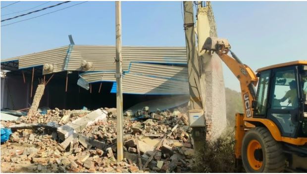 दिल्ली के तीन इलाकों में बुलडोजर एक्शन से हड़कंप, लोगों में मची खलबली