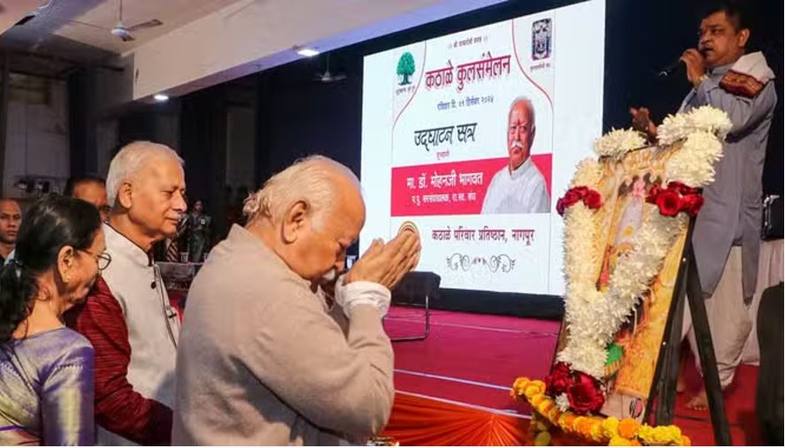 'तीन से अधिक बच्चों को पैदा करने की जरूरत', मोहन भागवत के बयान पर मचा घमासान