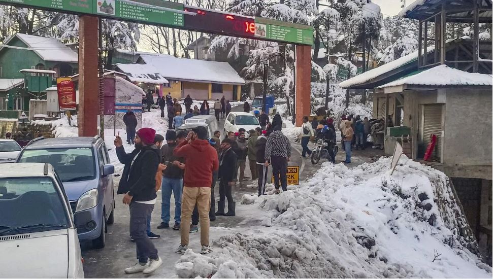 घाटी में बर्फबारी, सड़कों पर फंसे यात्री… खतरा बने फिसलन भरे रास्ते