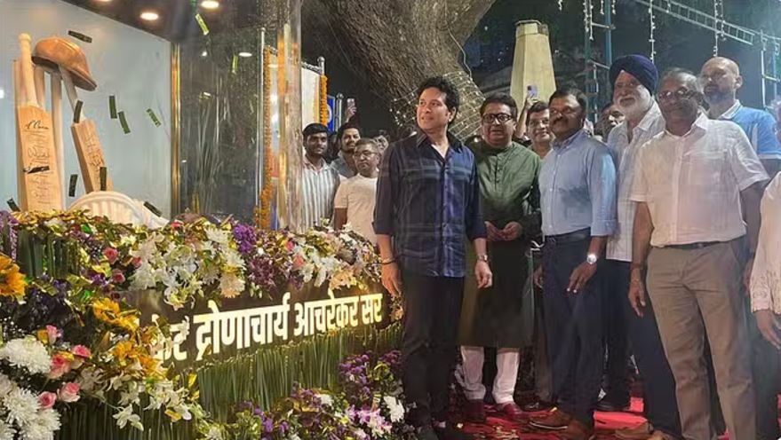 सचिन ने दिग्गज क्रिकेट कोच रमाकांत आचरेकर के स्मारक का किया अनावरण