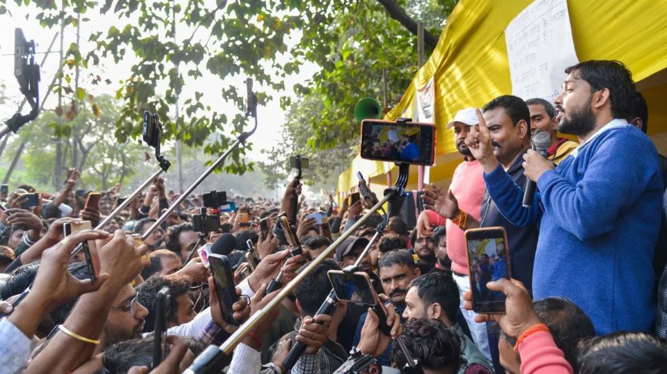 ‘चेहरा चमकाने आते हैं बस…’ बीपीएससी अभ्यर्थियों ने किया खान सर का विरोध