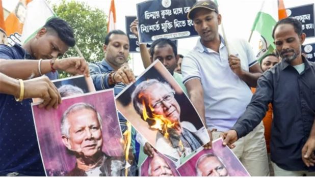 बंगाल में लगे यूनुस विरोधी पोस्टर, लिखा-तस्वीर पर थूको और जूते मारो