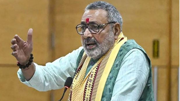 'दादी तानाशाह बन गईं और पोता दूसरों को नसीहत दे रहा': गांधी परिवार पर बरसे गिरिराज