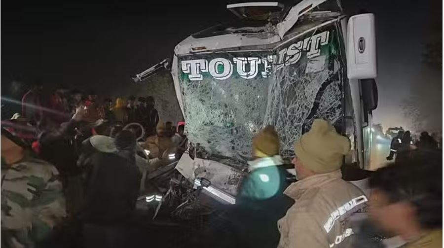 लखनऊ: फ्लाईओवर पर खड़े डंपर में जा घुसी बस, 15 यात्री गंभीर रूप से घायल