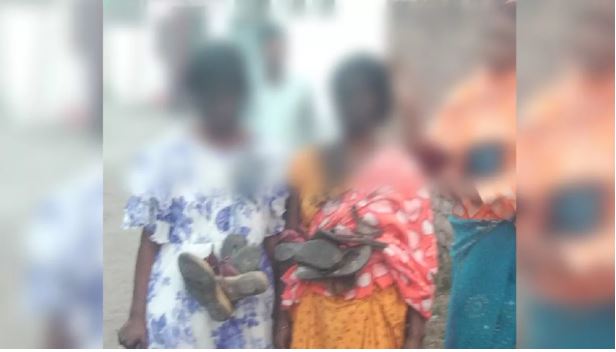 झारखंड: किशोरी के साथ मां को जूते-चप्पल की माला पहनाकर घुमाया