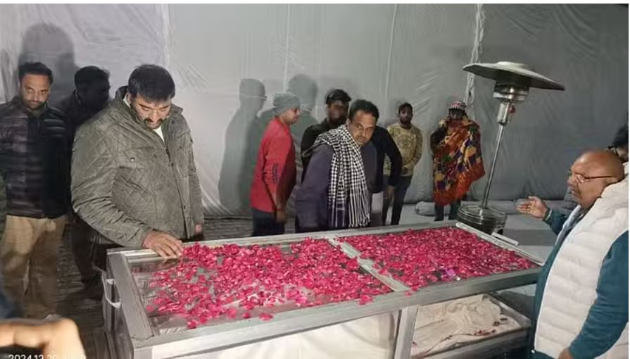 ओमप्रकाश चौटाला: तेजा खेड़ा फार्म हाउस पहुंचा पूर्व सीएम का पार्थिव शरीर