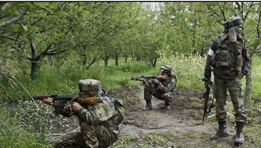 छत्तीसगढ़: सुरक्षाबलों और नक्सलियों की बीच मुठभेड़, एक माओवादी ढेर, दो जवान घायल