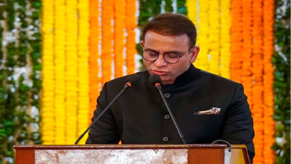 दिल्ली में आप विधायक रघुविंदर शोकीन बने मंत्री, राज निवास में ली शपथ