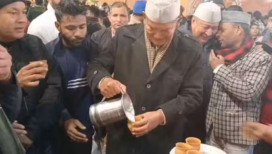  चाय बांटते आए नजर हरीश रावत, शादी में जीता बरातियों का दिल