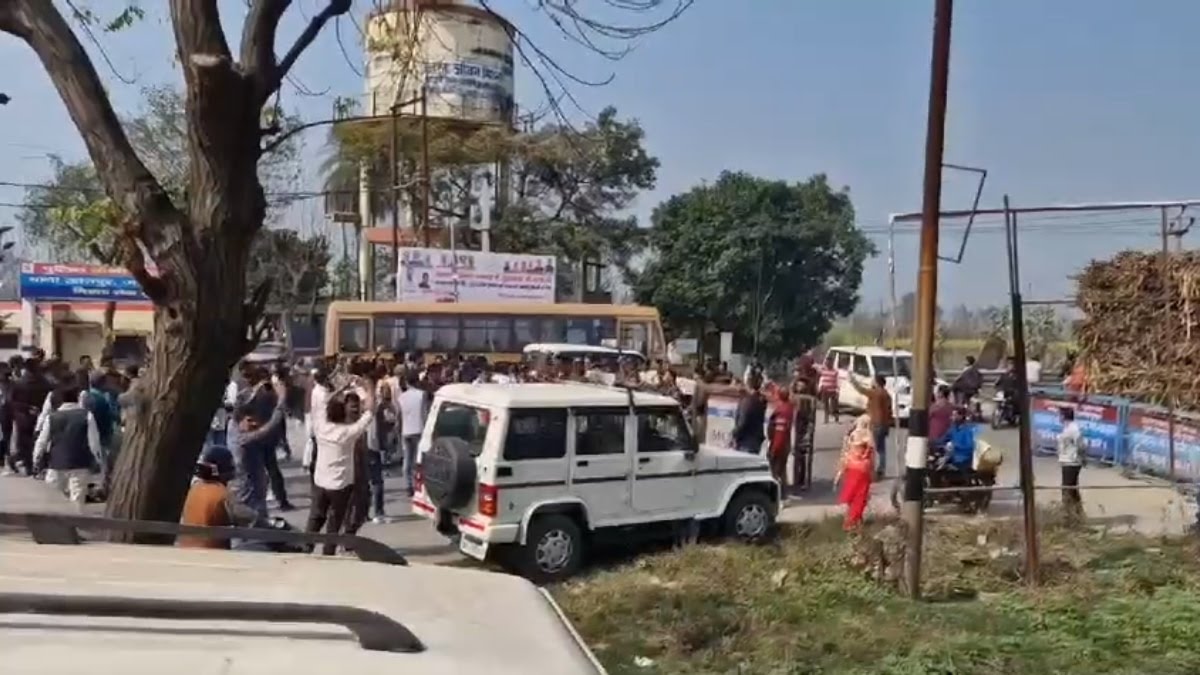 लक्सर: उमेश समर्थकों ने पुलिस पर किया पथराव, लाठीचार्ज
