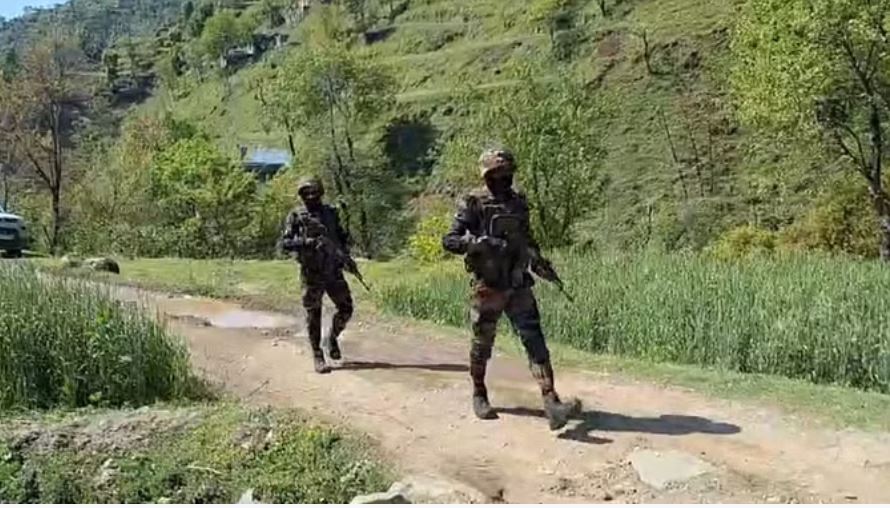 सोपोर में सुरक्षाबलों और आतंकियों के बीच मुठभेड़, जवानों ने दो दहशतगर्तों को घेरा