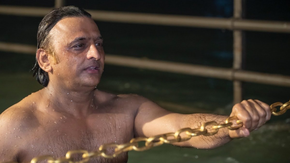 मकर संक्रांति पर अखिलेश यादव ने गंगा में लगाई डुबकी, शेयर की फोटो