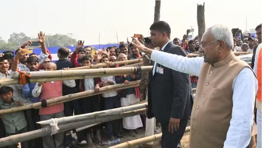 धुंध में सीएम नीतीश कुमार की हेलीकॉप्टर यात्रा रद्द, गाड़ी से निकले प्रगति यात्रा पर गोपालगंज