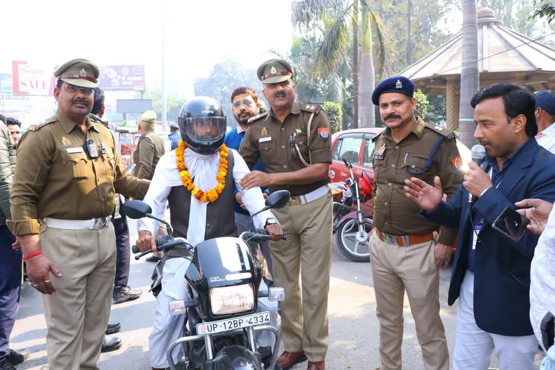 वाहन चालकों को जागरूक कर बांटे हेलमेट