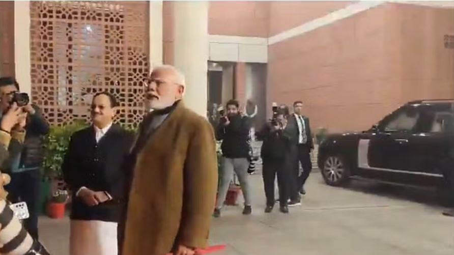 'ठंड में संभालिए, कुछ सिर पर रखिए', जब अचानक पत्रकारों के पास पहुंचे पीएम मोदी