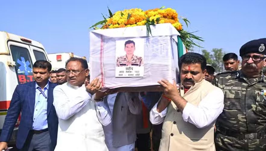 बीजापुर आईईडी विस्फोट: बलिदान हुए जवानों को सीएम साय और गृहमंत्री शर्मा ने दिया कंधा