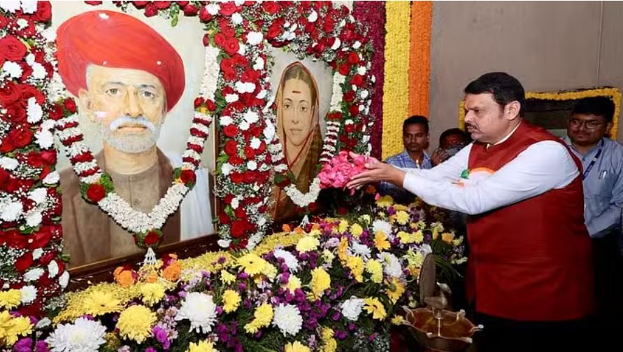 'फुले के समानता के मार्ग पर चलेगी सरकार, जल्द पूरा होगा स्मारक का काम': फडणवीस