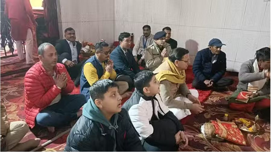  बच्चों संग सिद्धपीठ सुरकंडा देवी मंदिर पहुंचे सीएम धामी, पूजा-अर्चना कर मांगा आशीर्वाद