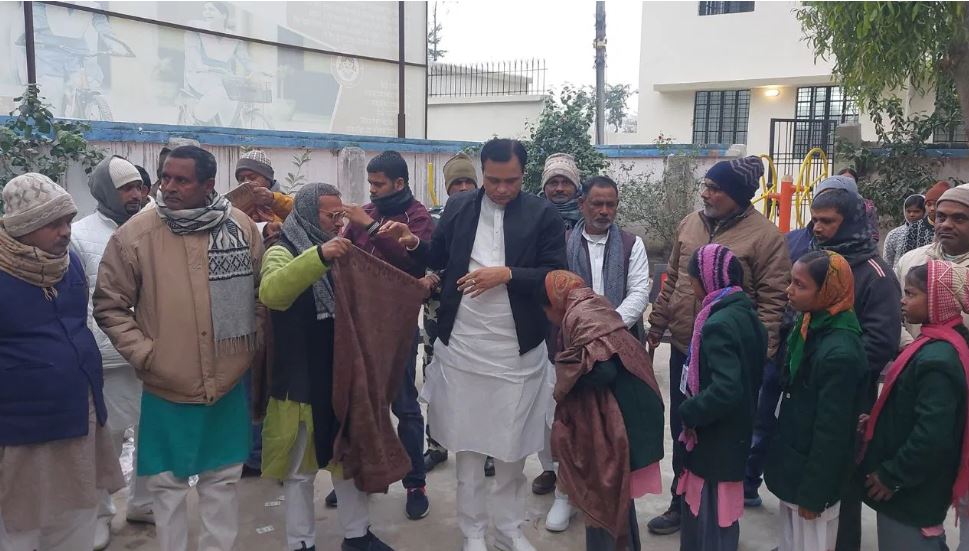कस्तूरबा गांधी स्कूल पहुंचे राजद विधायक, बच्चों के गर्म कपड़े और शॉल देख भड़के