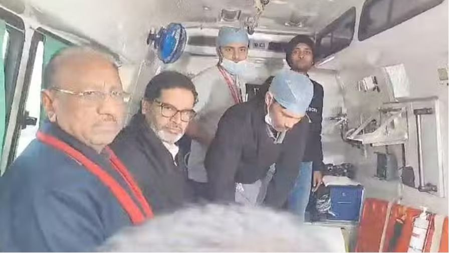 आमरण अनशन पर बैठे प्रशांत किशोर की अचानक बिगड़ी तबीयत, अस्पताल में करवाए गए भर्ती