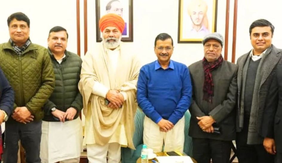 किसान नेता राकेश टिकैत ने केजरीवाल से की मुलाकात, इन मुद्दों पर हुई बात