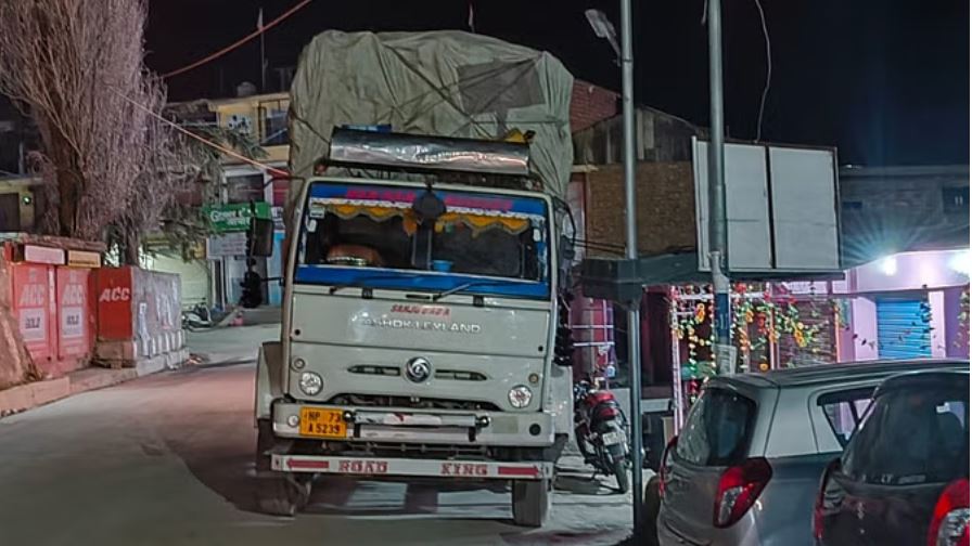 चंबा: कशमल की जड़ों से भरा था ट्रक, बैरियर तोड़ भागा ट्रक चालक