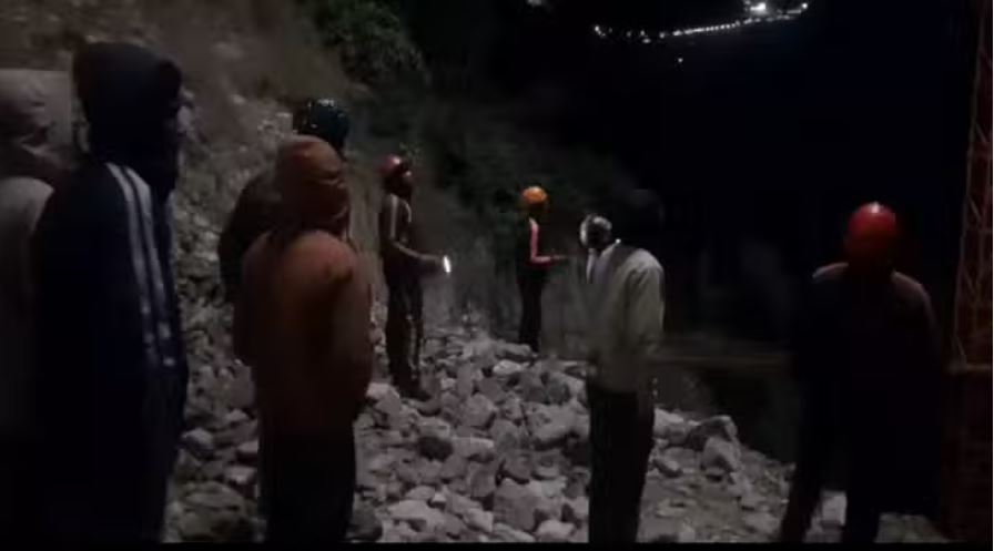 अलकनंदा नदी पर बन रहे पुल पर निर्माण कार्य के दौरान हादसा, ट्रॉली का तार टूटा, मजदूर की मौत