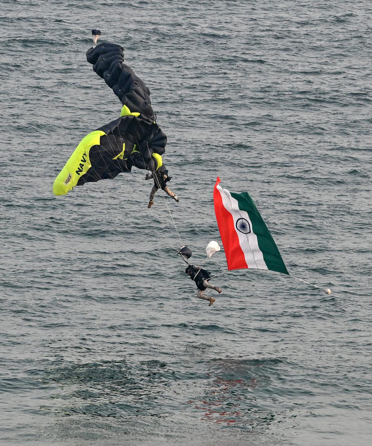 हवा में उलझा नौसेना के स्काइडाइवर्स का पैराशूट, बाल-बाल बचे जवान