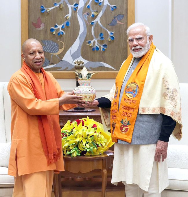 प्रधानमंत्री मोदी से मिले सीएम योगी, कलश भेंटकर दिया महाकुंभ का निमंत्रण