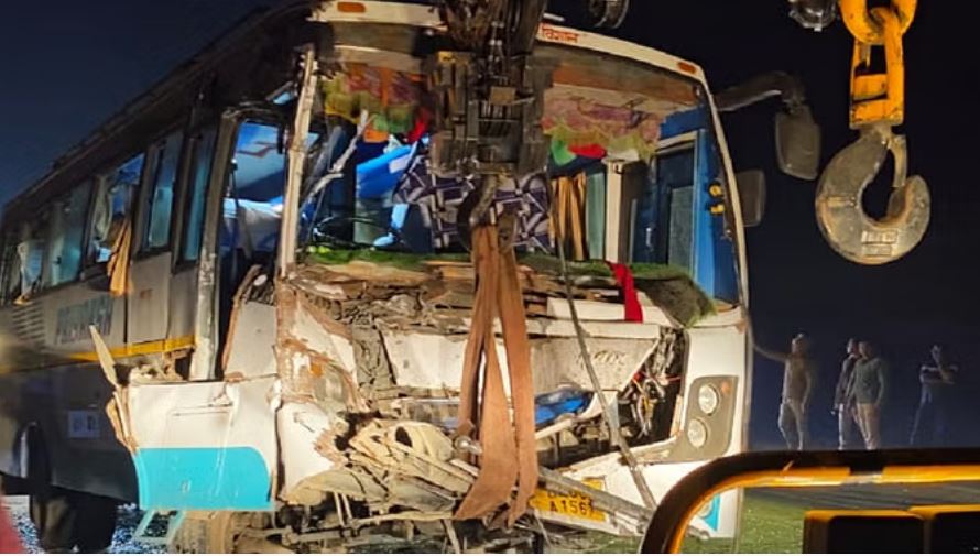 हिमाचल से प्रयागराज जा रही बस क्रेन से टकराई, 26 श्रद्धालु घायल