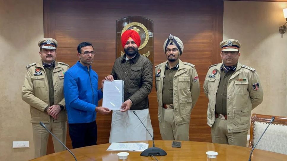 जेबीटी टीचर्स की नियमित भर्ती, लालजीत सिंह भुल्लर ने अध्यापकों को सौंपे नियुक्ति पत्र